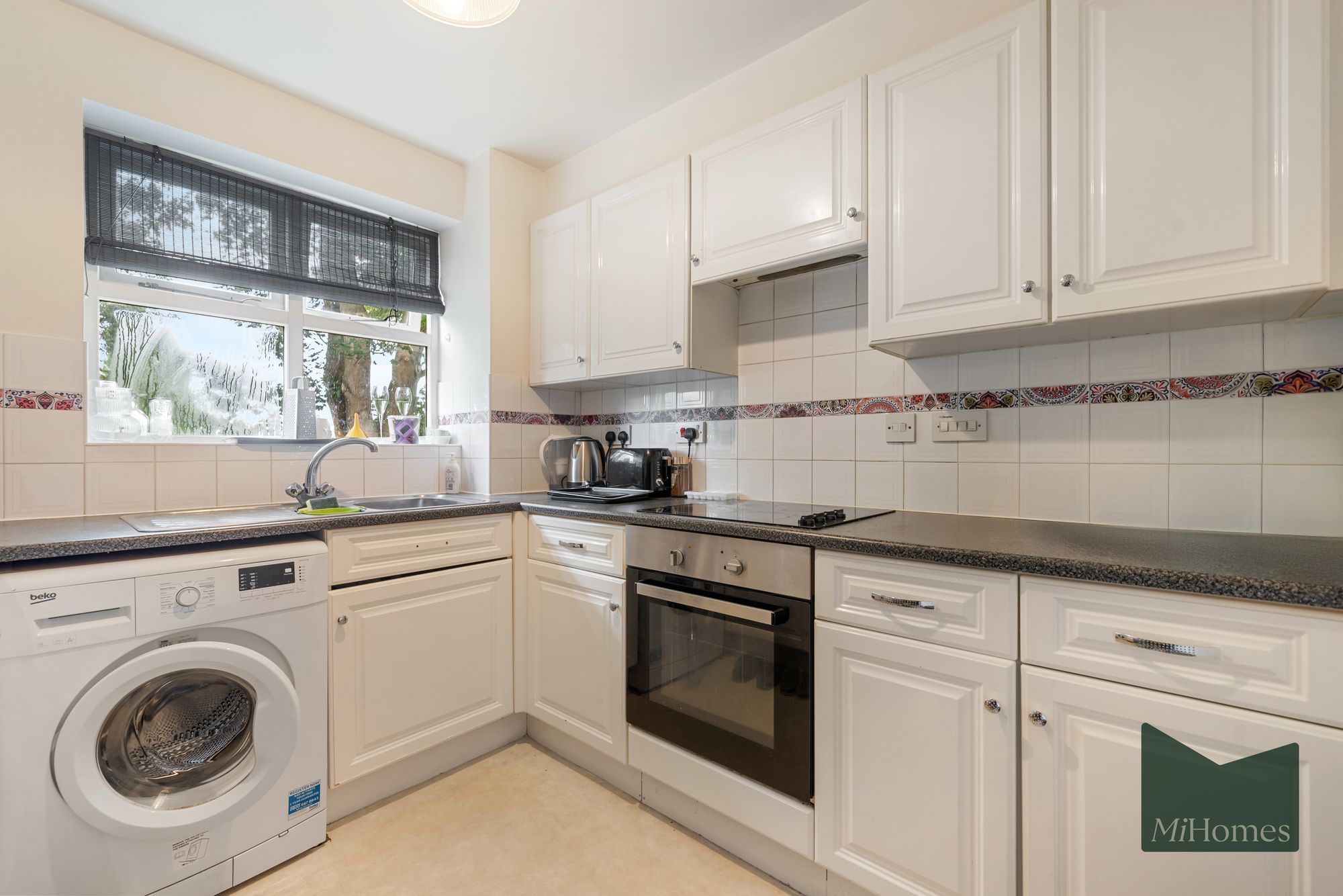 2 bed flat for sale in Harper Close, London, N14 - Property Image 3