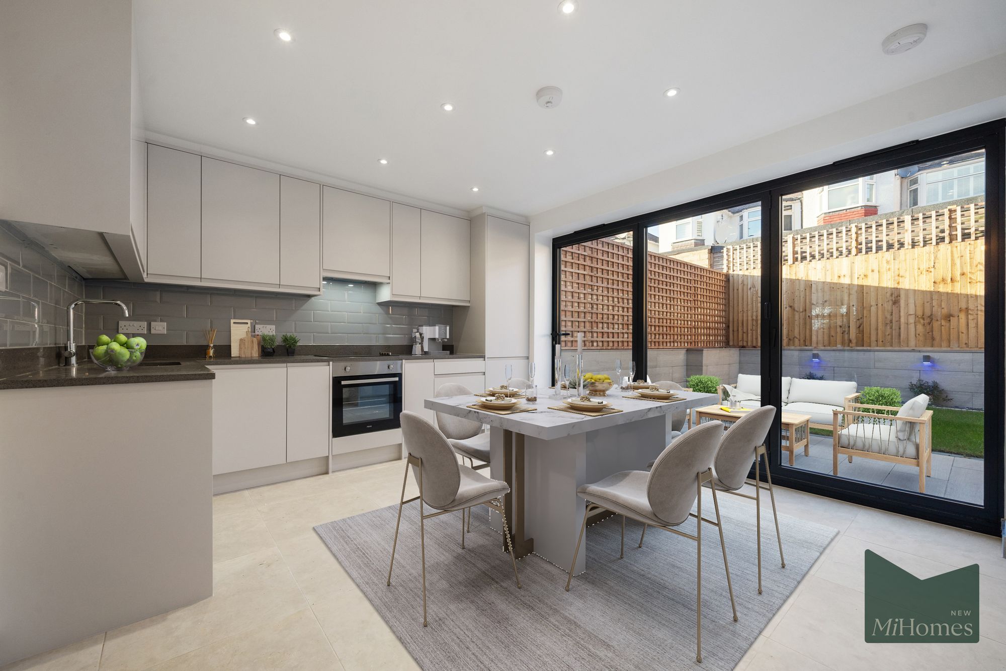 4 bed end of terrace house for sale in Chase Road, London, N14