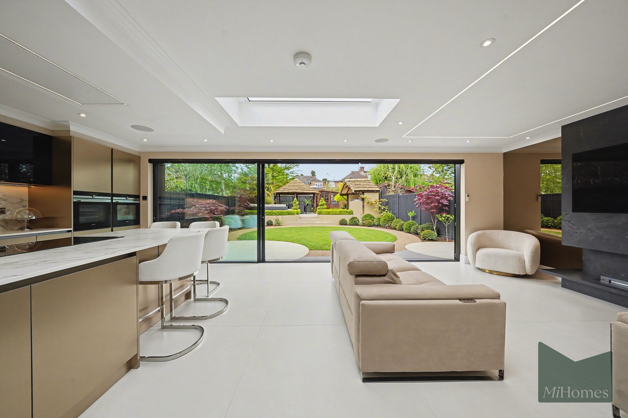3 bed semi-detached house for sale in Lonsdale Drive, Enfield, EN2  - Property Image 4
