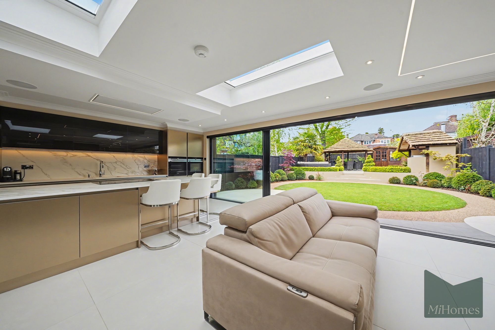 3 bed semi-detached house for sale in Lonsdale Drive, Enfield, EN2  - Property Image 10