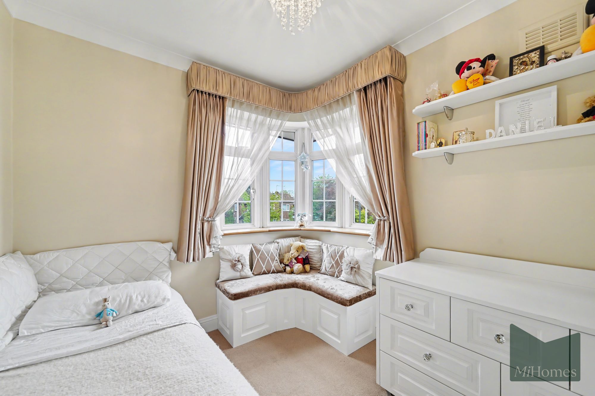 3 bed semi-detached house for sale in Lonsdale Drive, Enfield, EN2  - Property Image 35