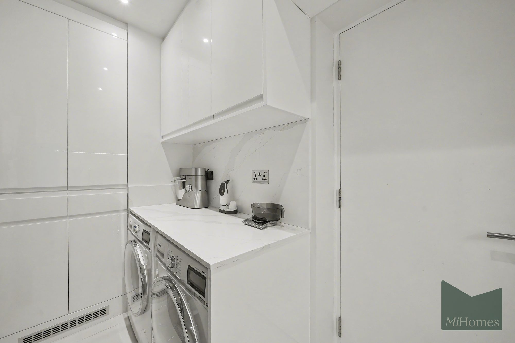 3 bed semi-detached house for sale in Lonsdale Drive, Enfield, EN2  - Property Image 31