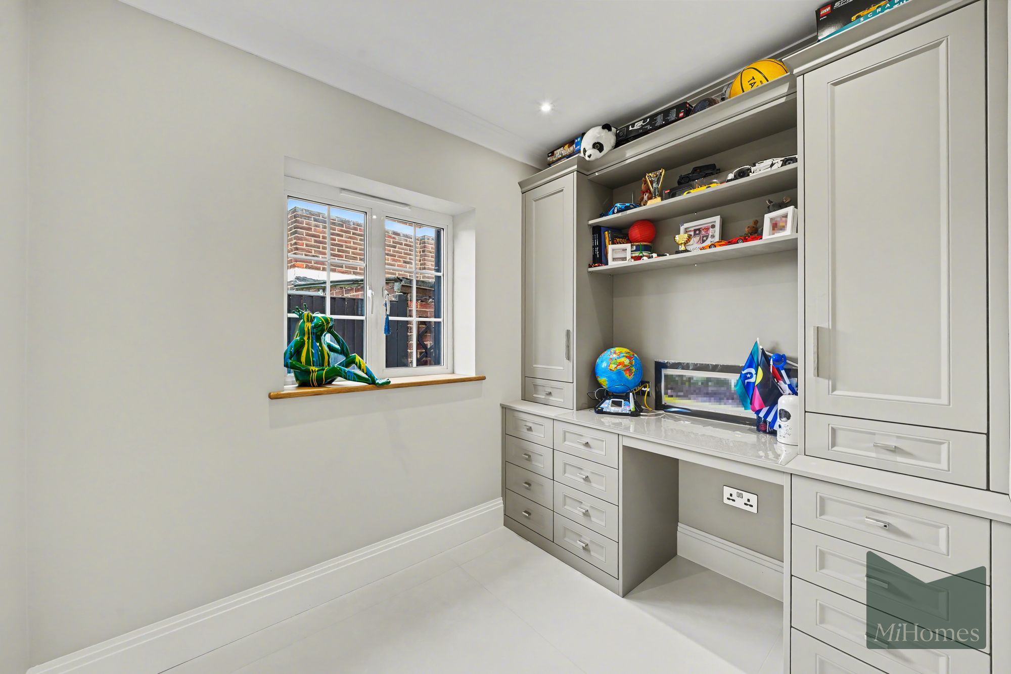 3 bed semi-detached house for sale in Lonsdale Drive, Enfield, EN2  - Property Image 37