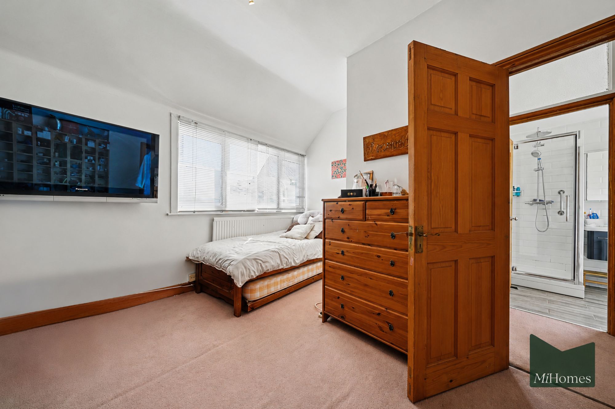 3 bed detached house to rent in Bourne Hill, London, N13  - Property Image 8