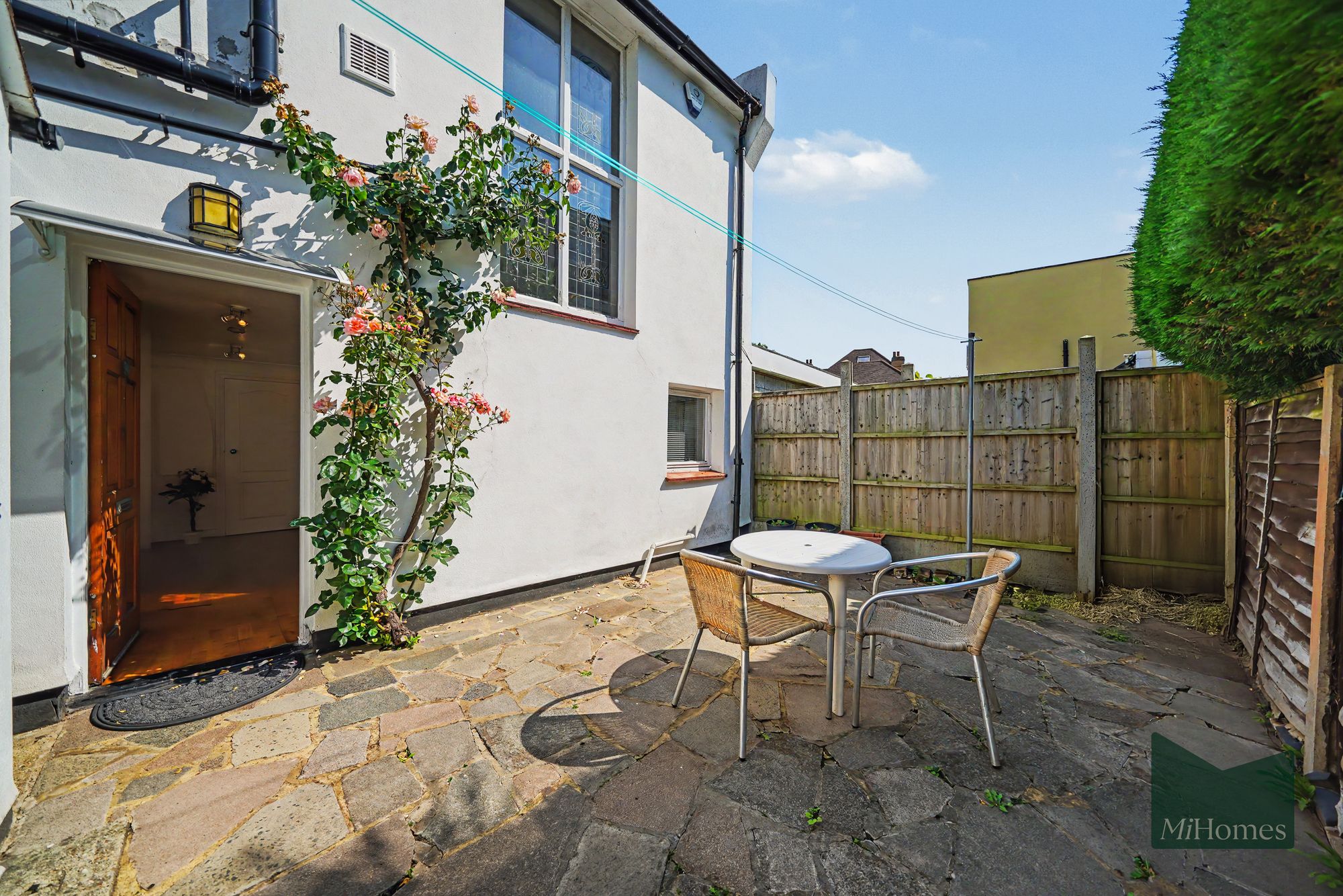 3 bed detached house to rent in Bourne Hill, London, N13  - Property Image 2