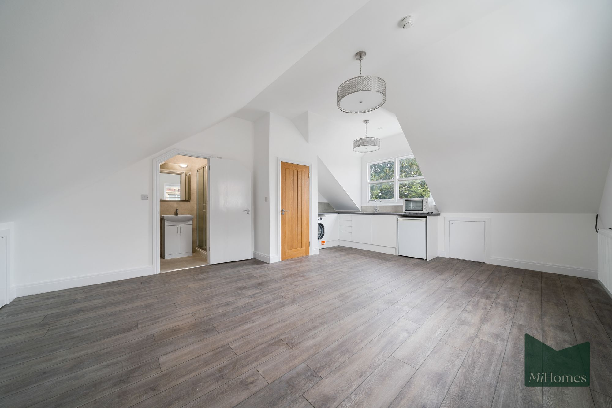 Flat to rent in Pretoria Road, Chingford, E4