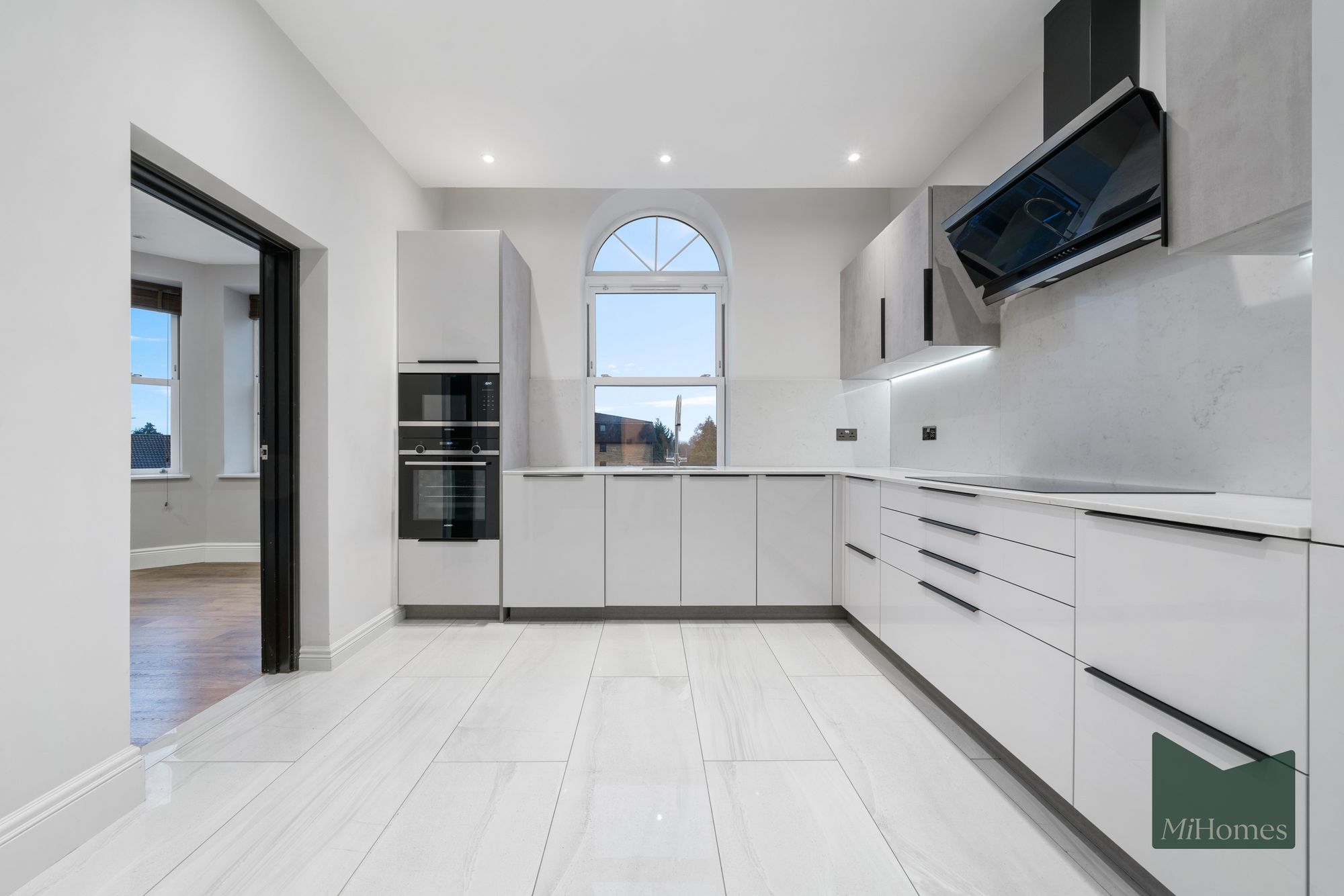 2 bed flat to rent in Rowantree Road, EN2  - Property Image 1