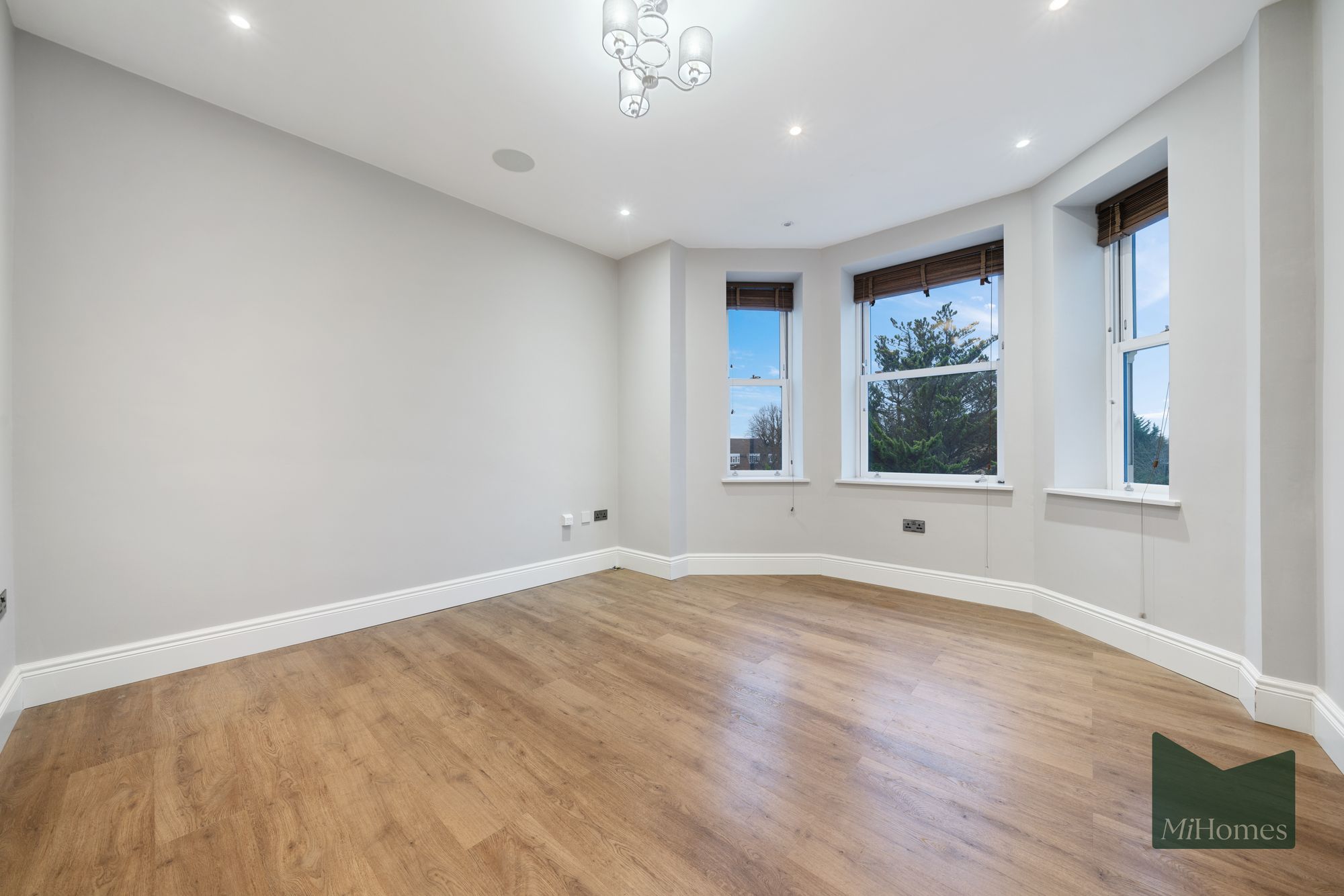 2 bed flat to rent in Rowantree Road, EN2  - Property Image 2