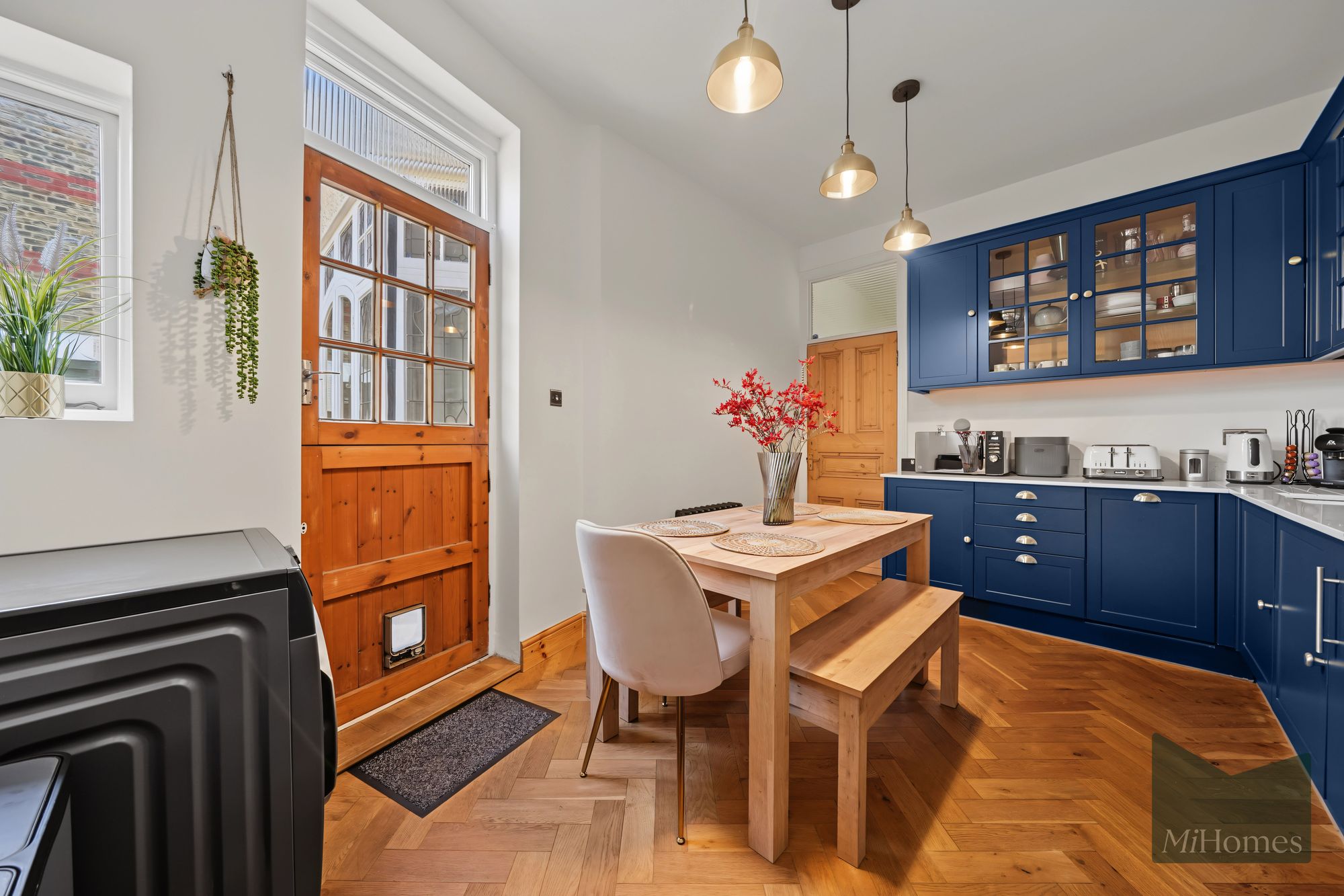1 bed ground floor flat for sale in Fox Lane, London, N13 - Property Image 3
