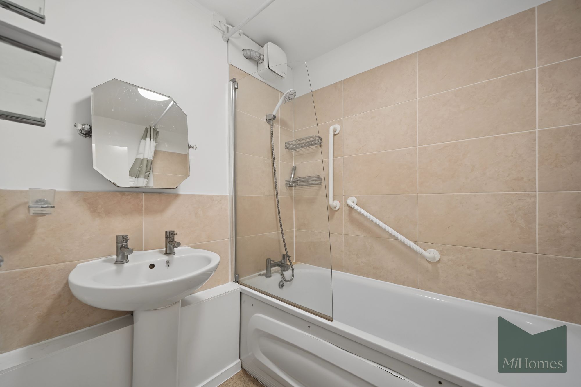3 bed flat for sale in Gloucester Road, Hawkinge Gloucester Road, N17  - Property Image 10