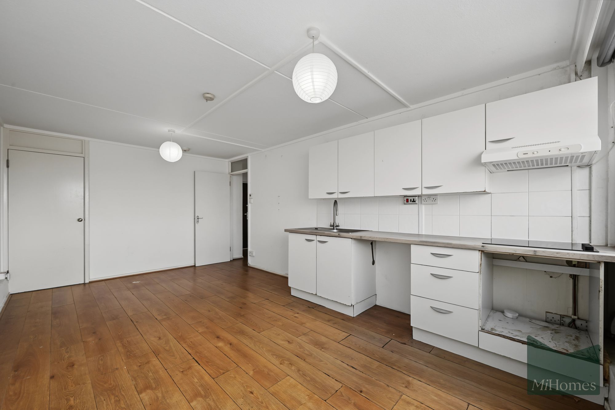 3 bed flat for sale in Gloucester Road, Hawkinge Gloucester Road, N17  - Property Image 1