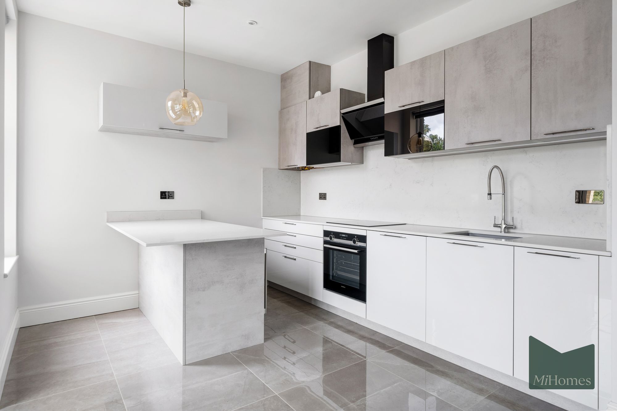 5 bed detached house to rent in Rowantree Road, Enfield, EN2 - Property Image 2