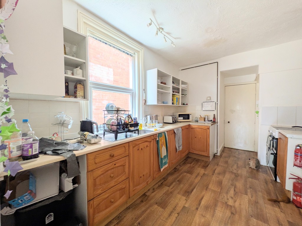 3 bed terraced house for sale in 3 self contained 1-bedroom flats  - Property Image 2
