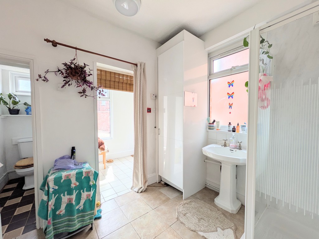3 bed terraced house for sale in 3 self contained 1-bedroom flats  - Property Image 7