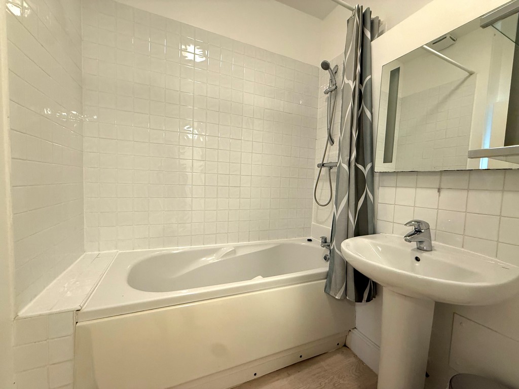 2 bed apartment to rent in Northernhay Place, Exeter, EX4 9