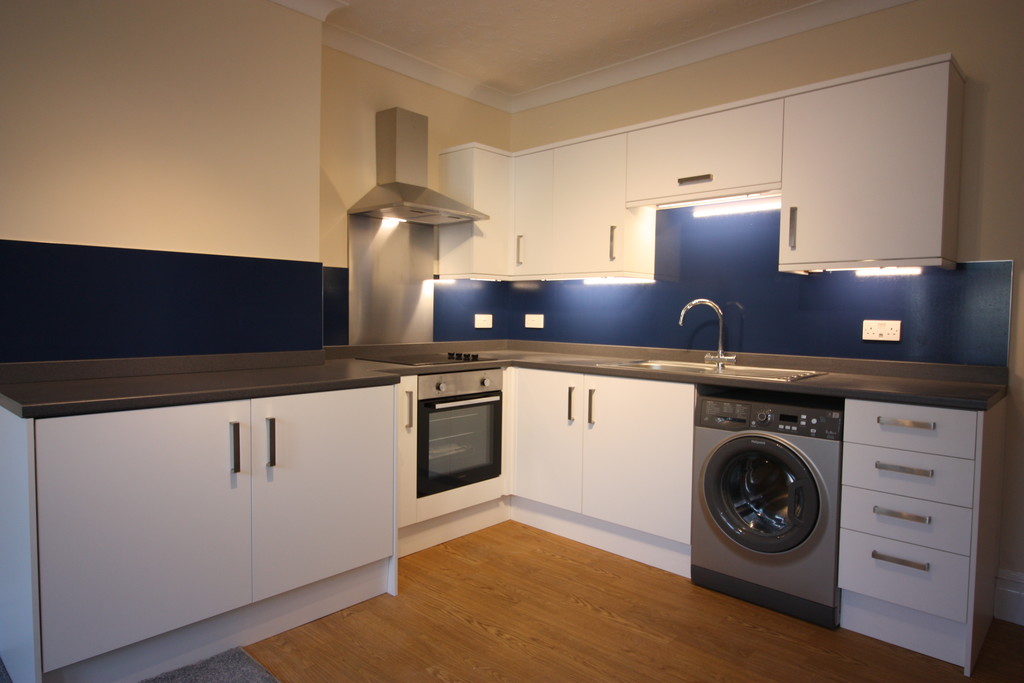 2 bed flat to rent in Northumberland Place, Teignmouth 1