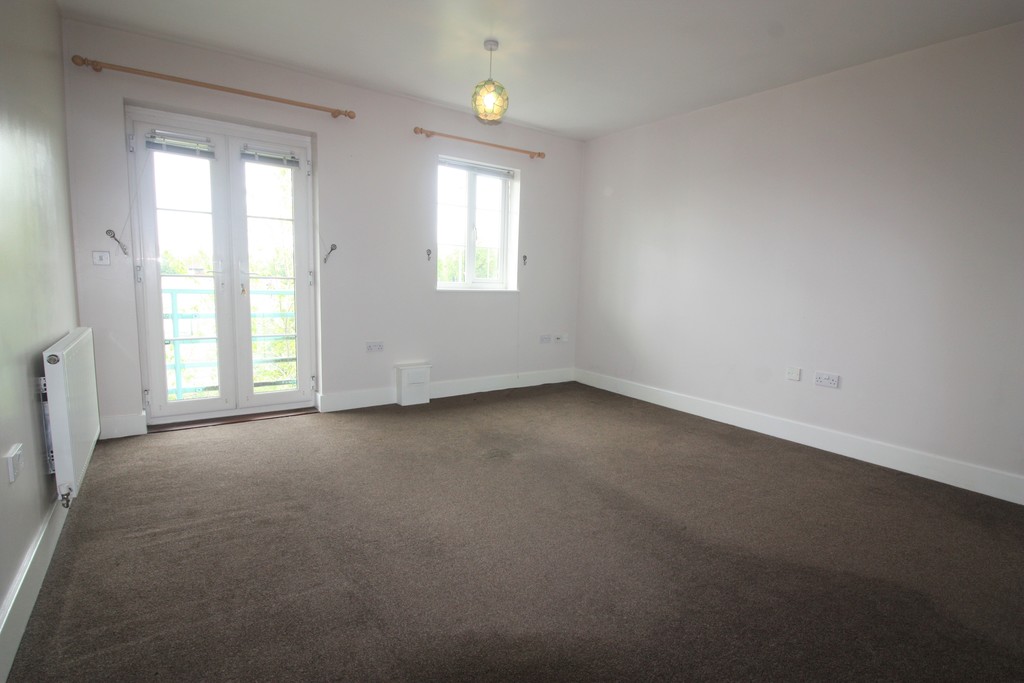 2 bed flat to rent in Russell Walk, Exeter 1