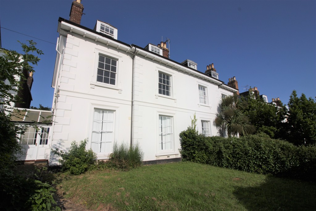 2 bed flat to rent in Elm Grove Road - Property Image 1
