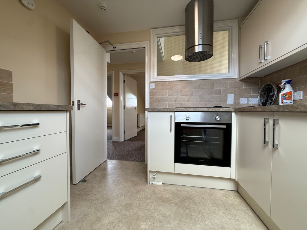 2 bed flat to rent in Elm Grove Road  - Property Image 2