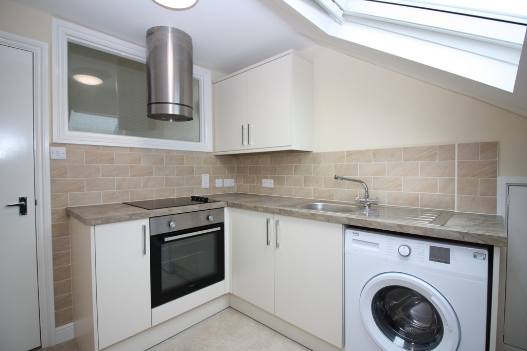 2 bed flat to rent in Elm Grove Road 3