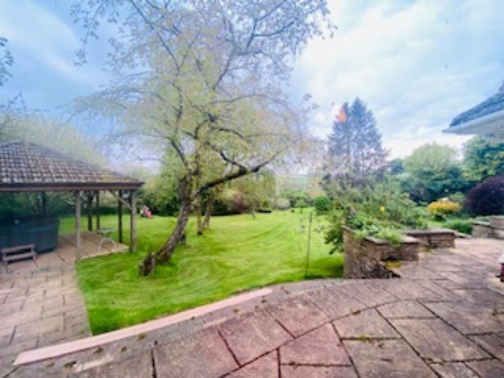 4 bed detached bungalow to rent in Moorlake, CREDITON 1