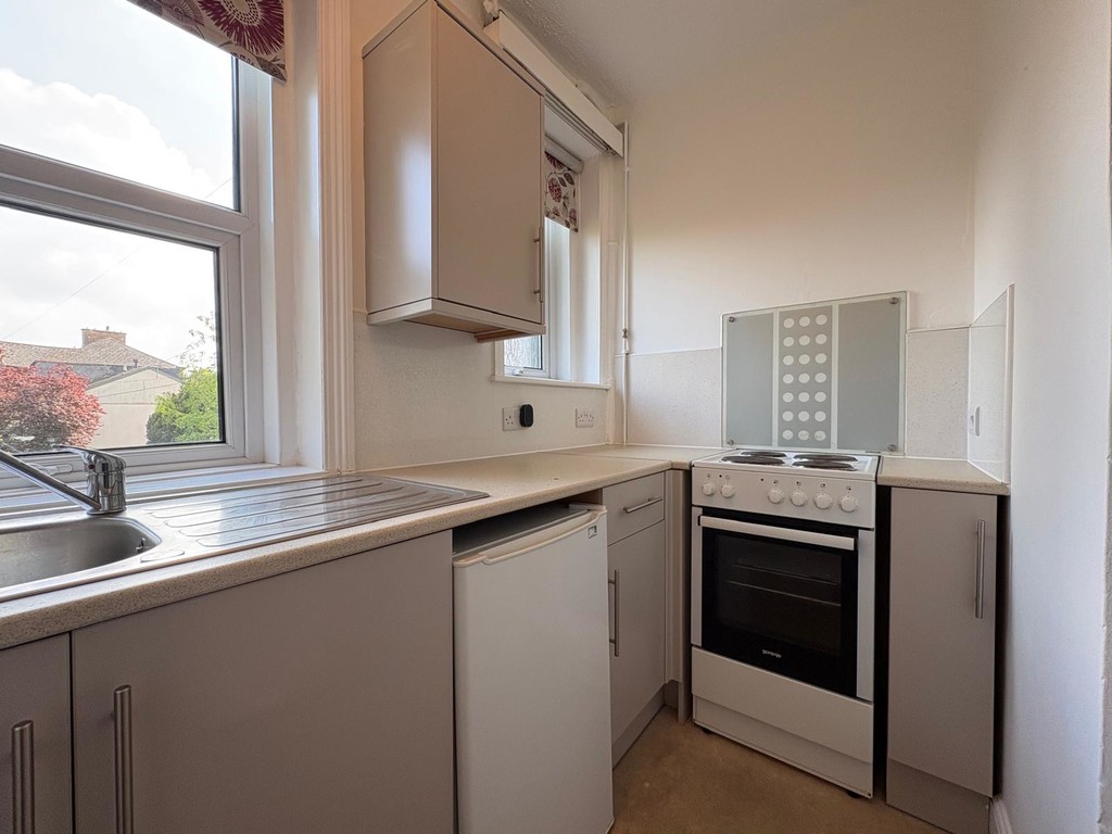 1 bed studio flat to rent in Cowick Street 10