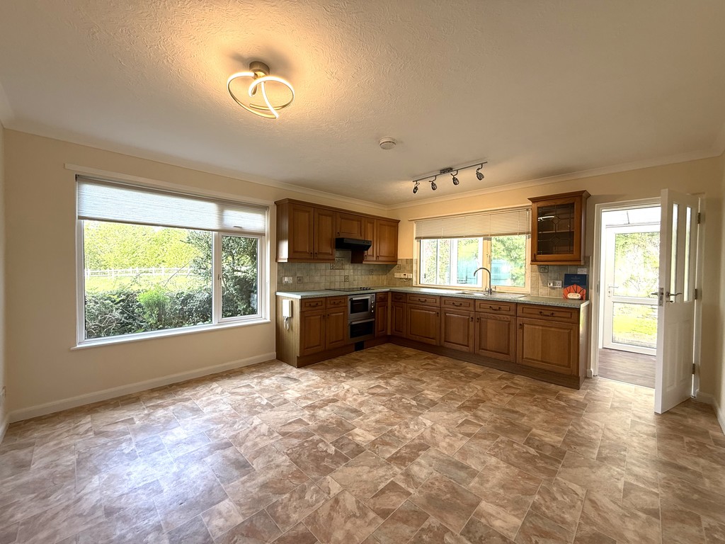 3 bed detached bungalow to rent in Morchard Bishop 3