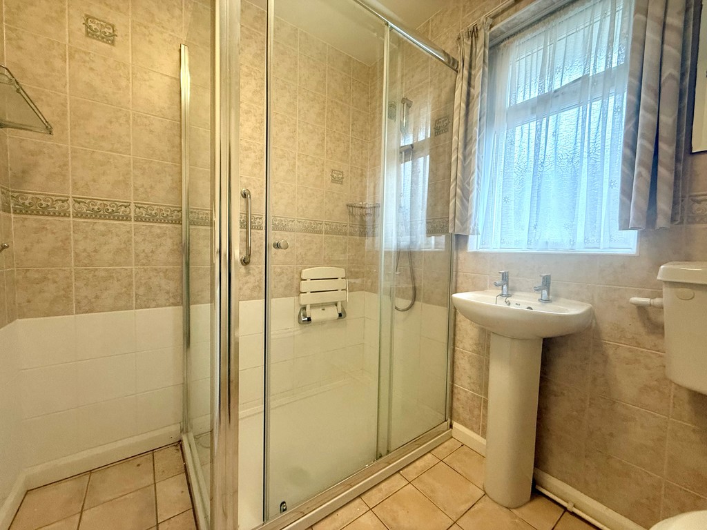 2 bed detached bungalow to rent in Creedy Road, Crediton, EX17 11