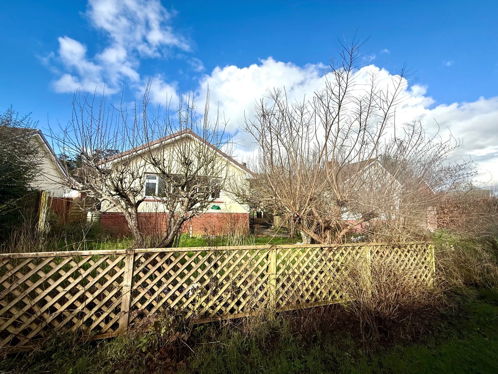 2 bed detached bungalow to rent in Creedy Road, Crediton, EX17