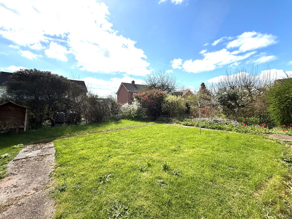 2 bed detached bungalow to rent in Creedy Road, Crediton 1