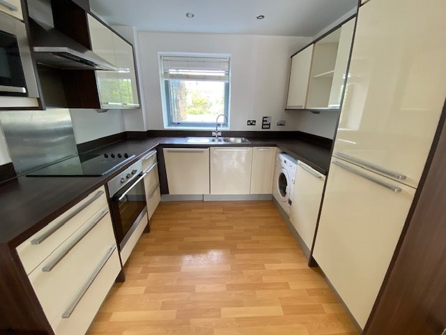 2 bed apartment to rent in Quayside Drive, Hythe, CO2 - Property Image 1