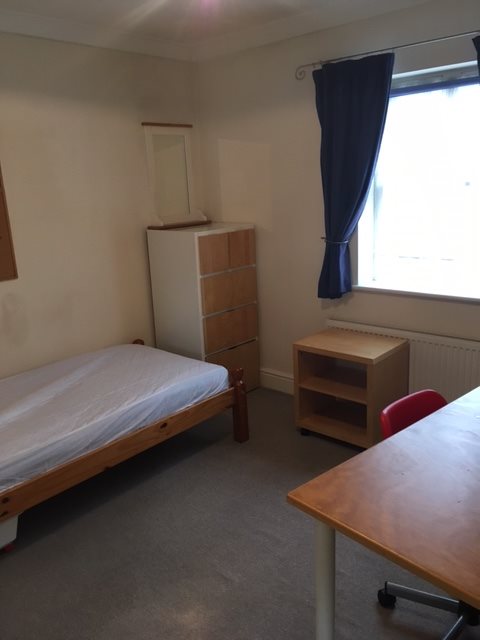 5 bed house to rent in Mascot Square, Hythe, CO4 9