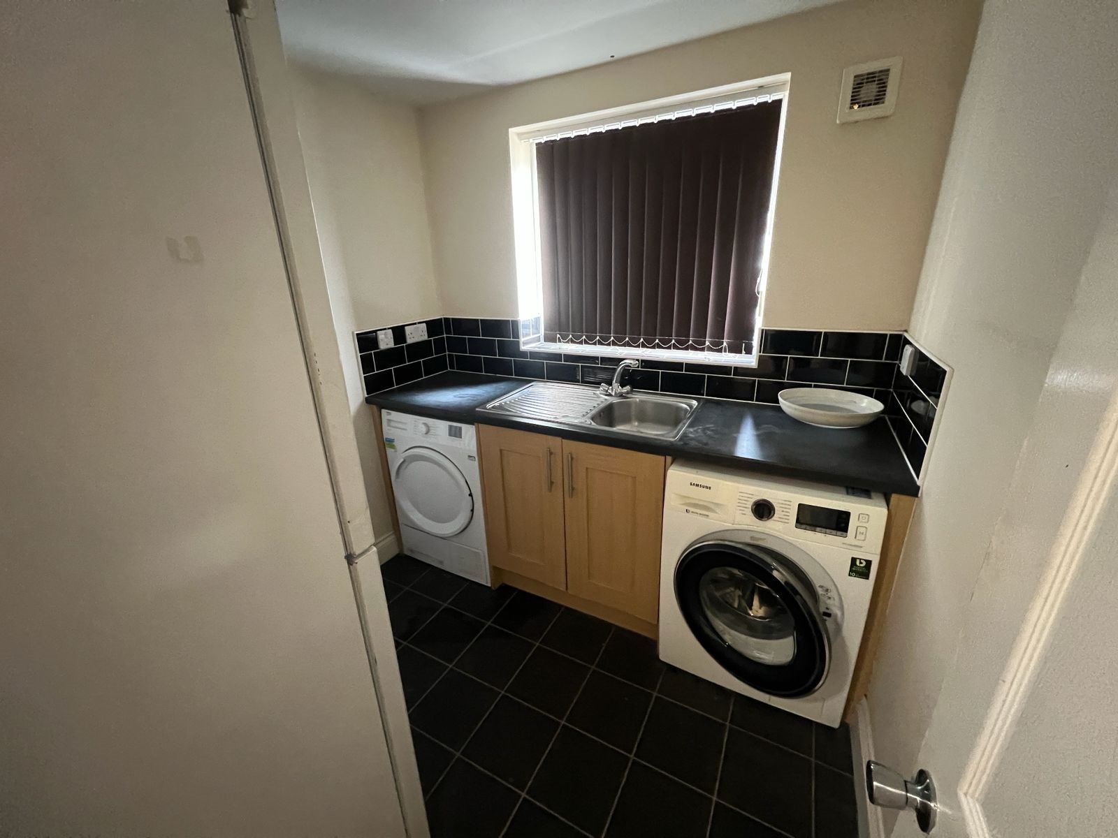 6 bed house to rent in Arnstones Close, Colchester, CO4 3