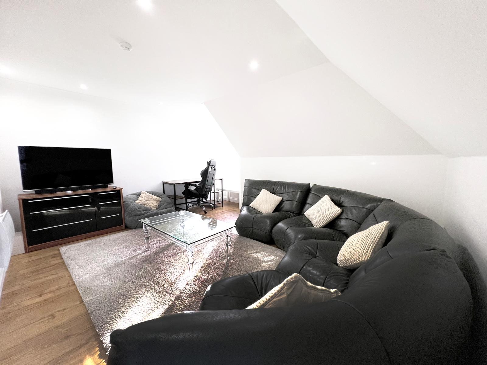 5 bed duplex to rent in Albany Gardens, , CO2 4