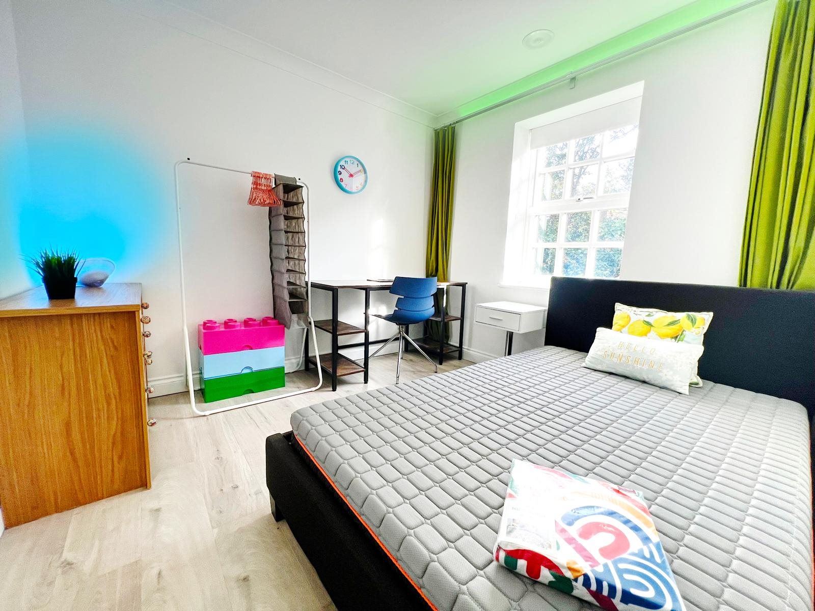 5 bed duplex to rent in Albany Gardens, , CO2 11