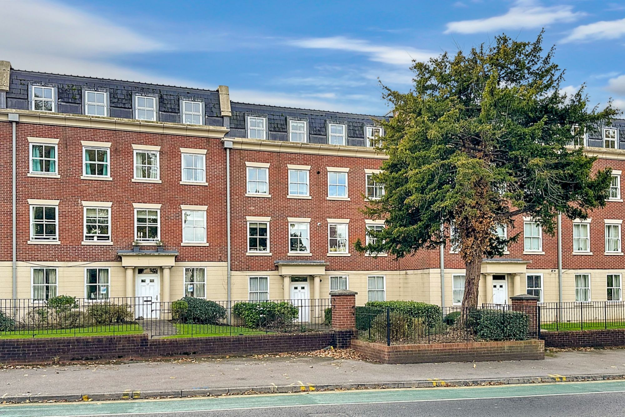 2 bed flat for sale in London Road, Gloucester, GL1 6