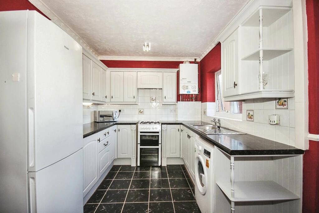 3 bed semi-detached house to rent in Jackers Road, Coventry 2
