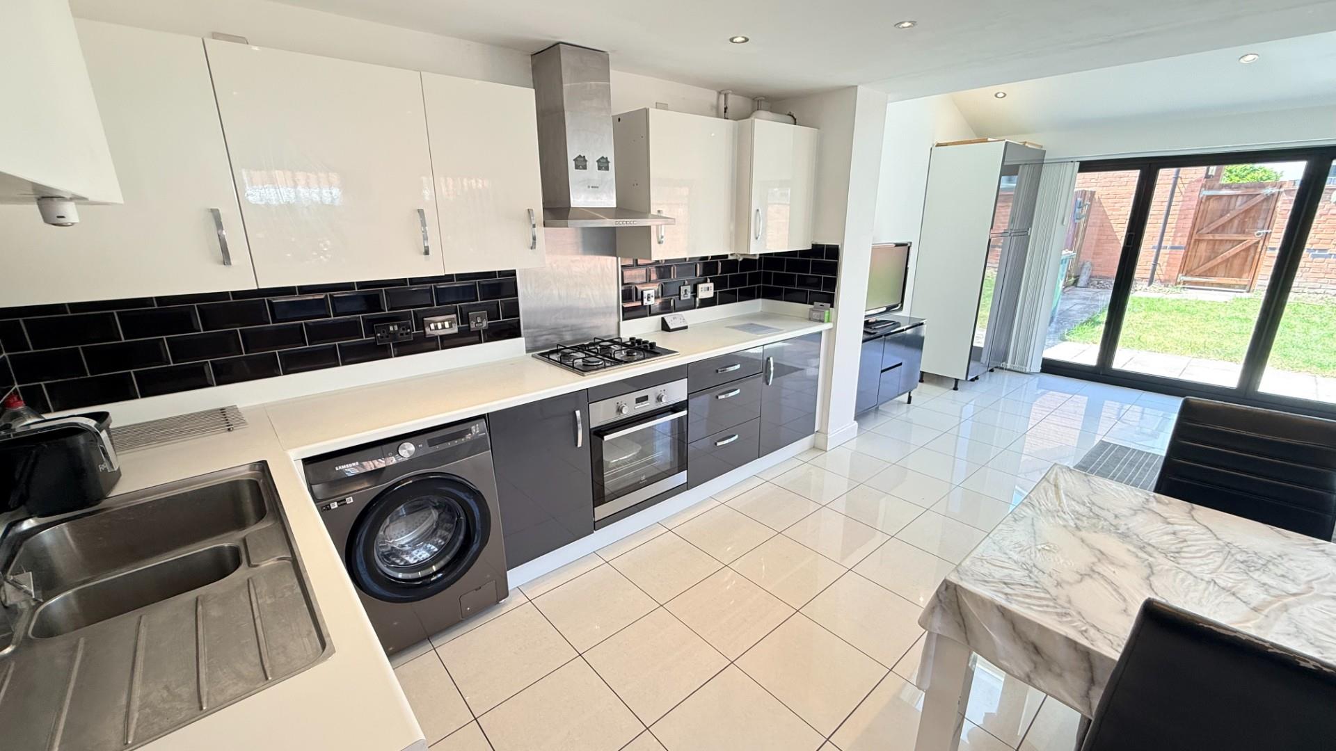 4 bed house to rent in Canal View, Coventry, CV1 